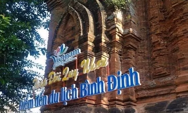 Khoan, đục tháp Chăm ngàn năm tuổi treo biển quảng bá du lịch gây phẫn nộ