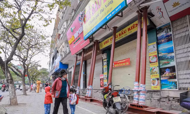 Dàn cột sắt 'khủng' giữ cho nhà không đổ trên phố Hà Nội