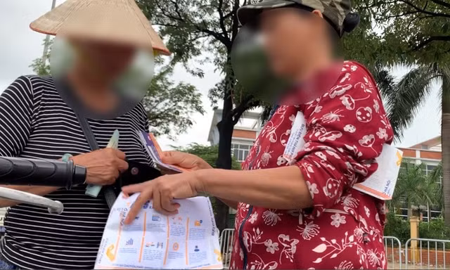 Hai ngày trước trận Việt Nam - Malaysia: Sốt vé xình xịch giữa trời mưa