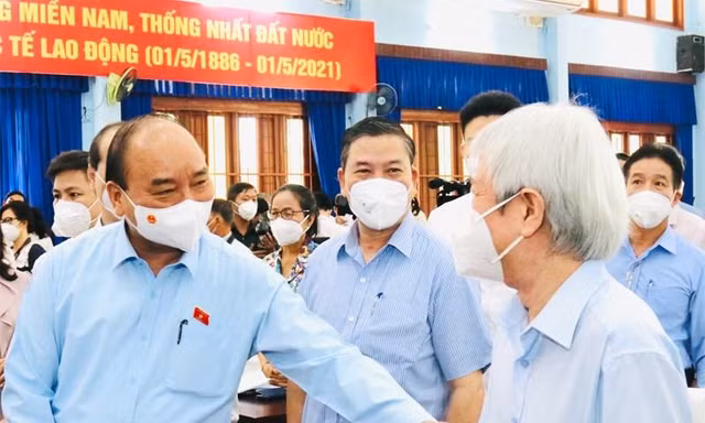 Chủ tịch nước Nguyễn Xuân Phúc trao đổi với cử tri huyện Củ Chi (Ảnh: Thành uỷ TPHCM)
