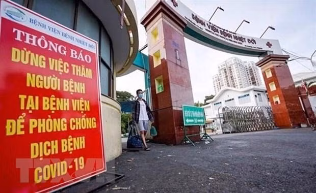 Dịch 'tấn công' nhân viên bệnh viện: Đừng đổ lỗi cho vắc xin!