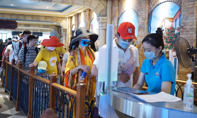 Lượng khách sụt giảm, du lịch chịu tác động tiêu cực do dịch bùng phát mạnh 