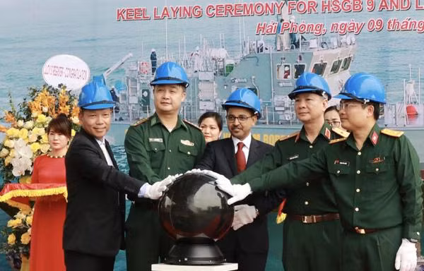 Đại sứ Ấn Độ Pranay Verma ( giữa) và các quan chức Bộ Quốc phòng Việt Nam tại lễ hạ thủy và đặt ky tàu tuần tra cao tốc. Ảnh: ĐSQ Ấn Độ tại Việt Nam cung cấp.