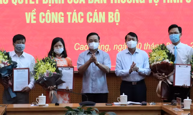 Các lãnh đạo, sở ngành vừa được luân chuyển, bổ nhiệm nhận Quyết định, hoa của lãnh đạo tỉnh Cao Bằng. Ảnh: Q. Anh 