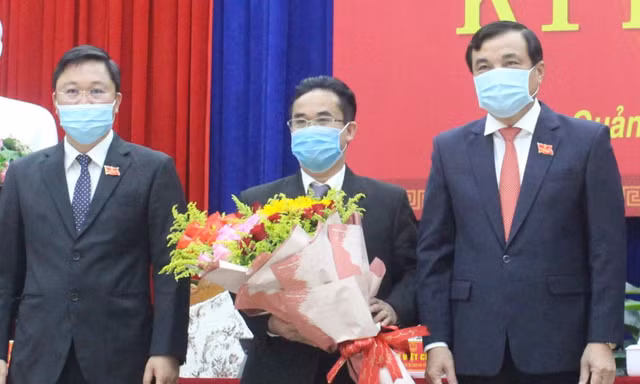 Ông Trần Anh Tuấn (giữa) là tân Phó Chủ tịch UBND tỉnh Quảng Nam.