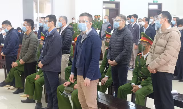 Nhóm bị cáo tại tòa.