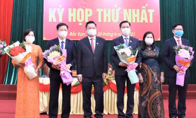 Chủ tịch và các Phó chủ tịch UBND tỉnh Bắc Kạn nhận hoa chúc mừng của lãnh đạo HĐND tỉnh. Ảnh: BK