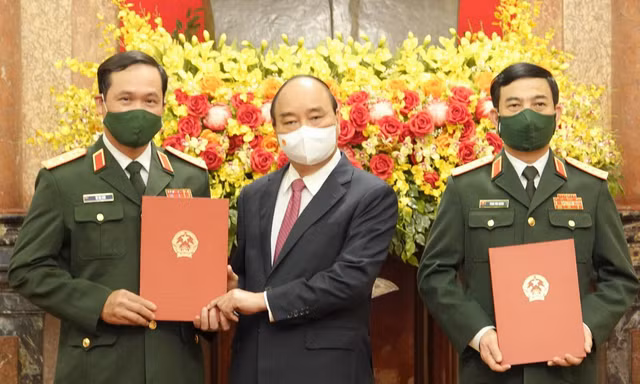 Chủ tịch nước trao Quyết định thăng quân hàm cho Đại tướng Phan Văn Giang và Thượng tướng Vũ Hải Sản. Ảnh: Nguyễn Minh