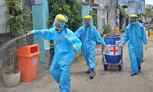 Lực lượng y tế tiến hành khử khuẩn vùng tâm dịch tại Khu phố 4 (phường Tân Thuận Tây). Ảnh: Ðại Dương