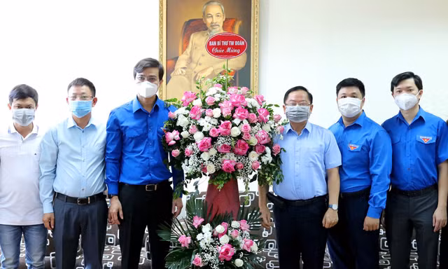 Bí thư Thường trực Trung ương Đoàn chúc mừng báo Tiền phong nhân ngày 21/6