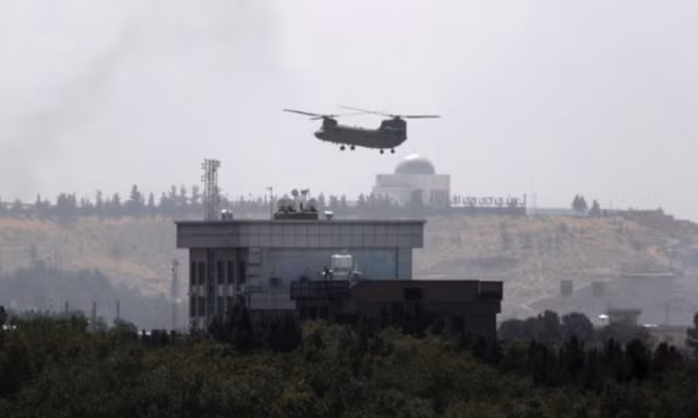 Chiếc trực thăng Chinook bay trên nóc Đại sứ quán Mỹ ở Kabul ngày 15/8. Ảnh: AP