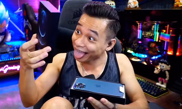 Hot streamer Độ Mixi quay clip “đập hộp” iPhone 12 Pro Max cùng loạt biểu cảm cực “bá đạo“