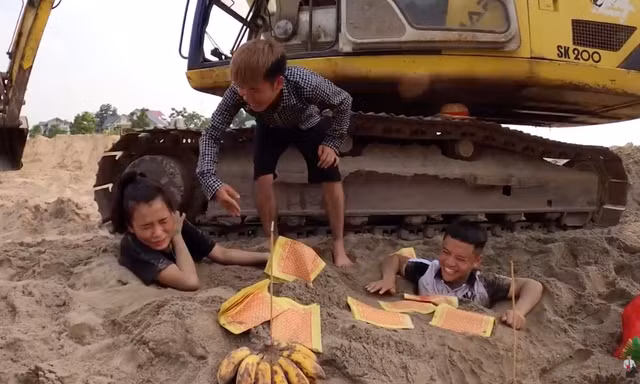Con trai Bà Tân Vlog bị “ném đá” vì lại bày trò câu view thắp nhang cúng vái em gái