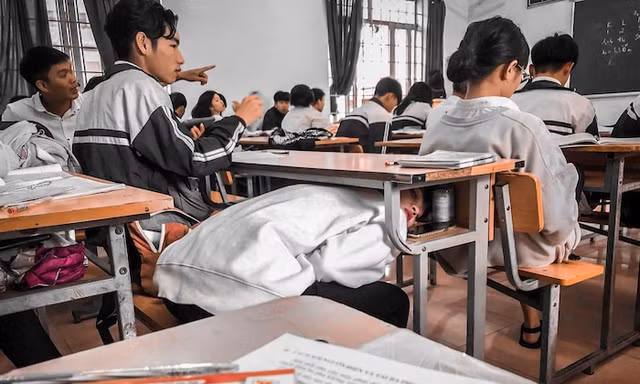 Cơn buồn ngủ ập đến, nữ sinh liền nghĩ ra tư thế ngủ cực “khó đỡ” nhằm tránh bị phát hiện