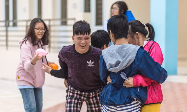 Học sinh THPT Chuyên ĐH Sư phạm Hà Nội đầy sôi nổi với hoạt động từ thiện “khuyết“
