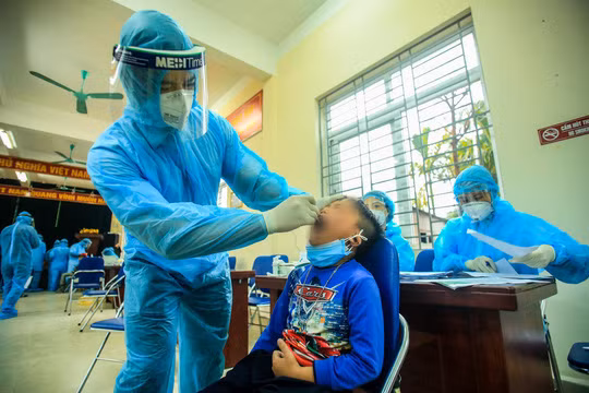 Nếu có kết quả xét nghiệm 3 lần âm tính, học sinh Tiểu học Xuân Phương có thể về nhà tự cách ly ăn Tết