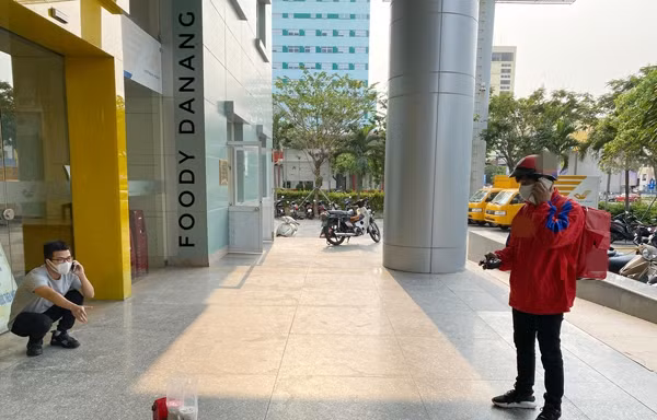 Phòng lây nhiễm mùa dịch, shipper giao đồ ăn cho khách hàng bằng xe đồ chơi