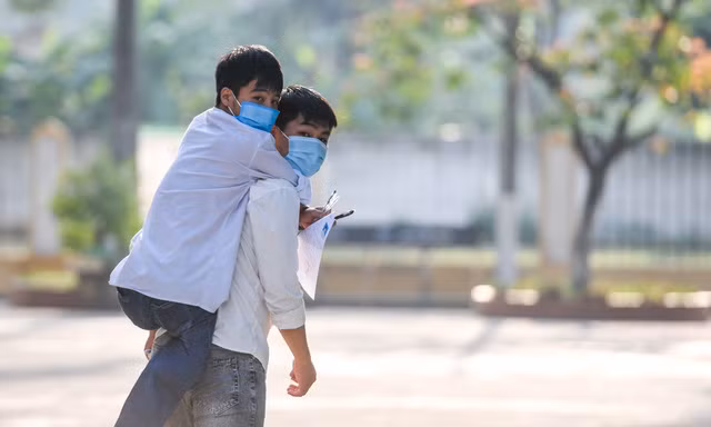 Đôi bạn thân cõng nhau đến lớp trong 10 năm giành điểm số xuất sắc kỳ thi tốt nghiệp THPT
