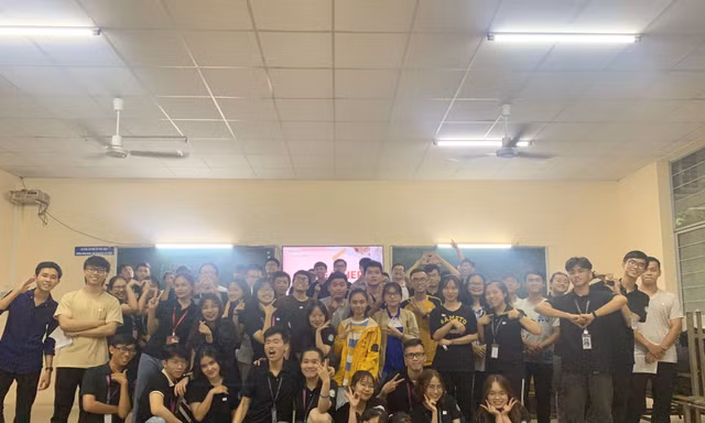 Sinh viên Đại học Sư phạm Kĩ thuật TP.HCM cùng nhau nâng cao kỹ năng tiếng Anh giao tiếp