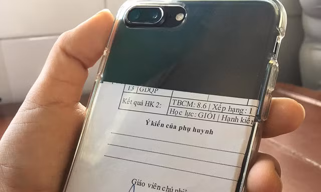 Khi team học giỏi dùng điện thoại: Dán cả bảng điểm vào ốp lưng thì ai đọ lại!