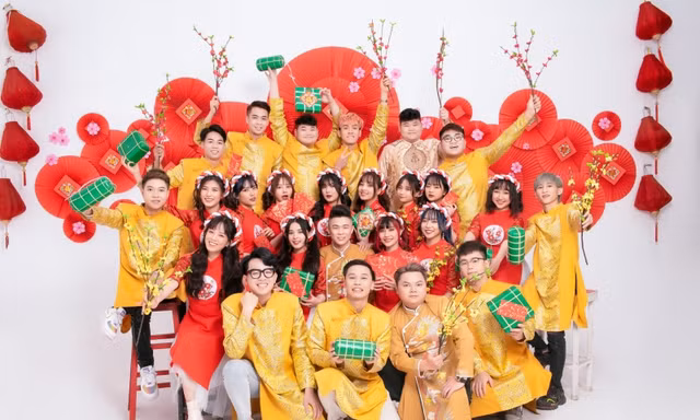 Thảo Nari, Mèo Sao Hỏa cùng dàn streamer, TikToker tung bộ ảnh mặc áo dài rực rỡ