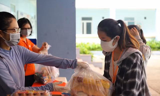 Một trường Cao đẳng tại Đà Nẵng tặng hàng trăm suất quà cứu trợ tới tận tay sinh viên