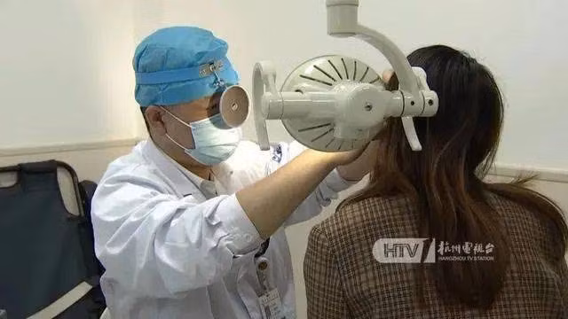 Sau 3 ngày liên tiếp thức đêm săn hàng giảm giá, cô gái bị điếc tai trái, ù tai phải