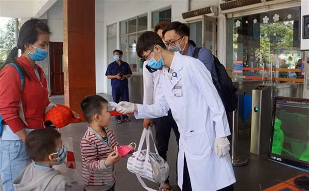 Bản tin COVID-19: Thêm 2 bệnh nhân lây nhiễm cộng đồng, hàng ngàn học sinh phải nghỉ học