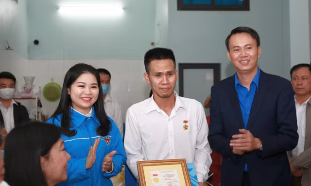 “Người hùng” cứu bé gái rơi từ tầng 12 được TƯ Đoàn trao tặng huy hiệu “Tuổi trẻ dũng cảm“