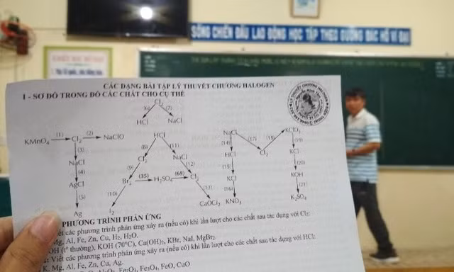 Giáo viên lồng tên mình vào bài tập Hóa vì sợ lâu ngày không gặp, trò quên tên thầy