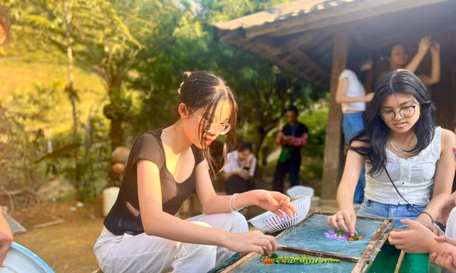 Tranh giấy độc đáo của người H'Mông ở Sơn La hút du khách 