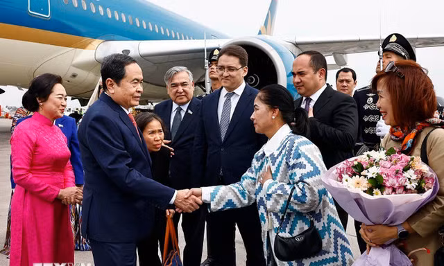 Chủ tịch Quốc hội bắt đầu tham dự Đại hội đồng IPU-150, thăm Uzbekistan 