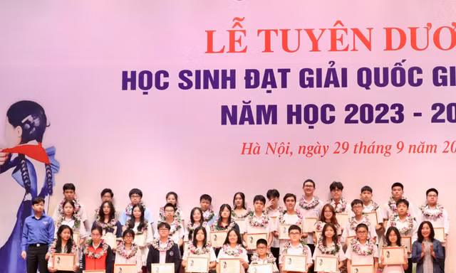 Tuyên dương học sinh đạt giải quốc gia, quốc tế năm học 2023-2024