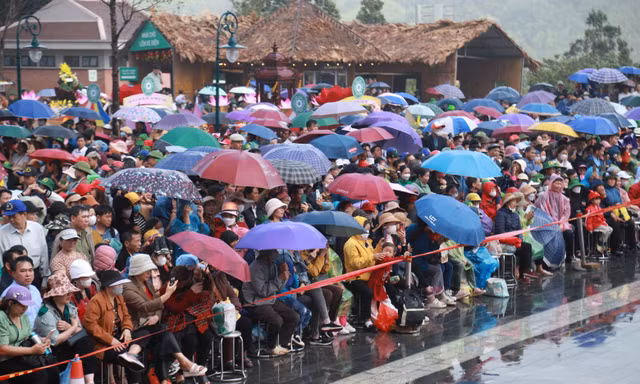 Hàng nghìn người dân đội mưa dự khai hội xuân Tây Yên Tử