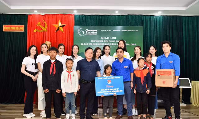 Đoàn thanh niên báo Tiền Phong tặng quà học sinh Trường dân tộc bán trú Huổi Luông