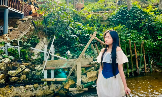 Giới trẻ rủ nhau lên núi tránh nóng: Ăn gà nướng, uống cà phê bên suối