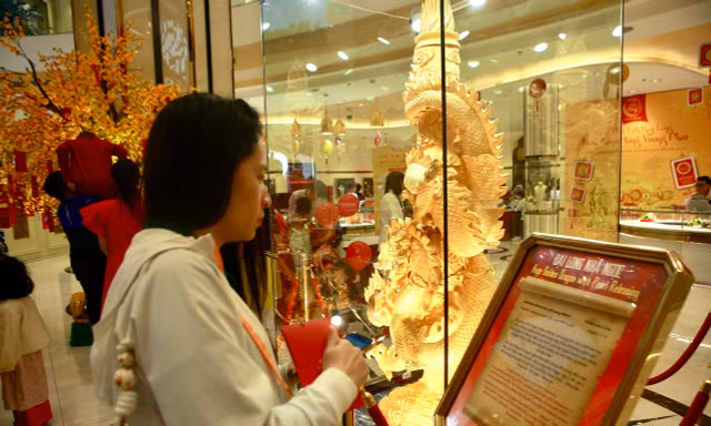 Chiêm ngưỡng tượng 'Đại Long nhả ngọc' phủ vàng cao hơn 3 mét trước ngày lễ Thần Tài