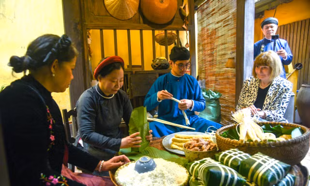 Người Hà Nội xưa gói bánh chưng tại Ngôi nhà di sản