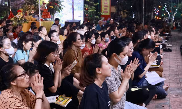 Người Hà Nội ngồi kín sân chùa Phúc Khánh làm lễ Vu Lan báo hiếu