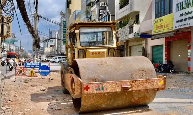 Gấp rút 'dọn' mặt bằng, người dân trông ngày metro số 2 lăn bánh