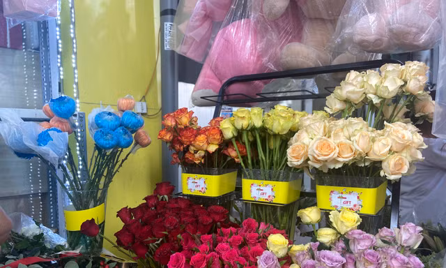 Hoa tươi dịp 20/11: ‘Mong bán được 15-20 bó là vui lắm rồi’