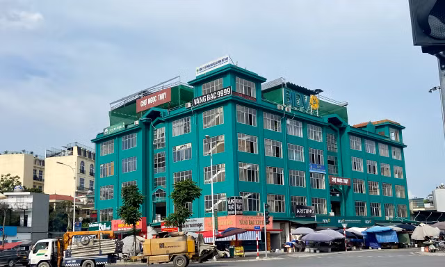 Hà Nội: Lãng phí khu chợ khang trang 5 tầng nhưng 4 tầng để không 