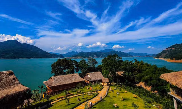 Hồ Hòa Bình: “Vịnh Hạ Long trên cạn” giữa vùng núi Tây Bắc