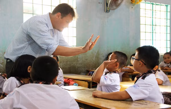 Chi thêm chục triệu luyện ngoại ngữ, nửa câu cũng không dám nói