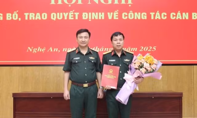 Bản tin 8H: Bộ Chỉ huy quân sự thành phố Huế có tân Chính ủy