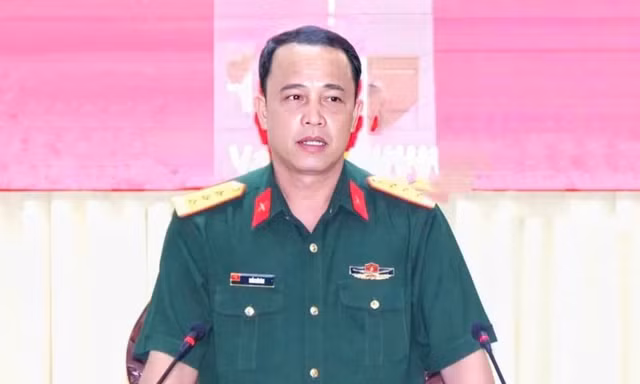 Bản tin 8H: Trao quyết định của Bộ Quốc phòng về công tác cán bộ
