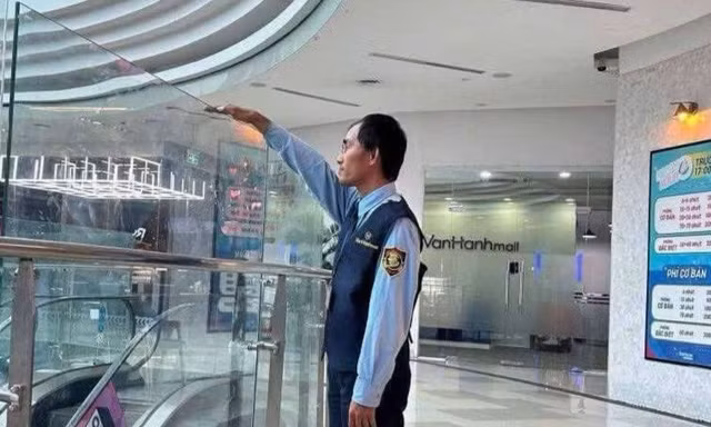 Bản tin 8H: Vạn Hạnh Mall ra thông báo khẩn sau loạt vụ tử vong do rơi lầu