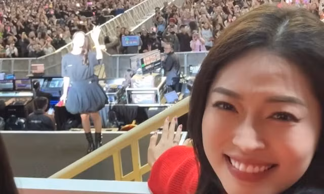 Bức ảnh chụp chung Jisoo (BlackPink) của Á hậu Phương Nga