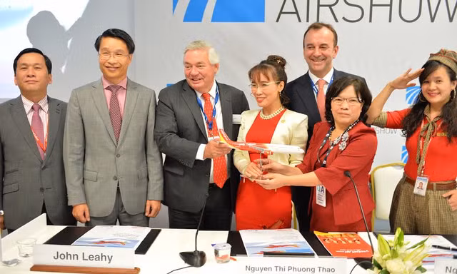 Lễ ký kết diễn ra tại Dubai Airshow 2015 dưới sự chứng kiến của Đại sứ Việt Nam tại Các tiểu Vương quốc Ả rập thống nhất và đại diện Vietjet và Airbus