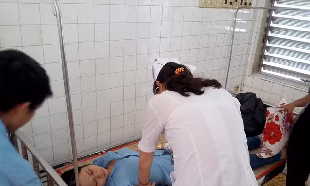 Hơn 60 công nhân nghi bị ngộ độc sau khi ăn bún riêu